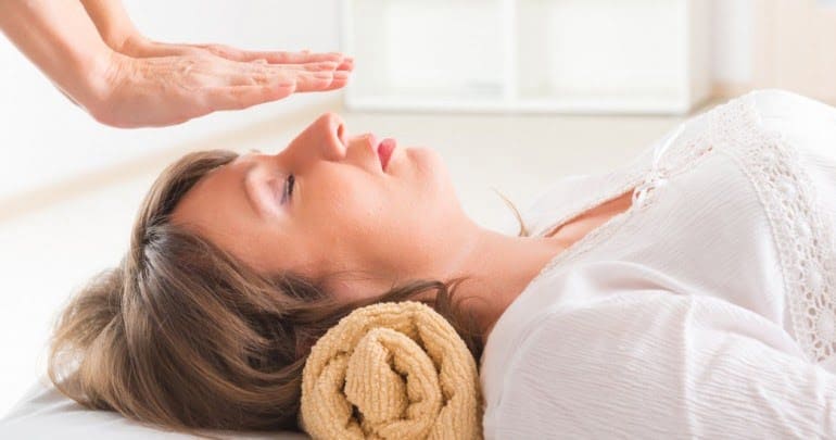 2681-thong-tin-quan-trong-ve-chua-lanh-bang-reiki-1